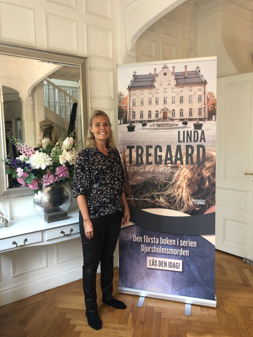 Linda Tregaard har under flera veckor jobbat hårt med planeringen av försäljningen och marknadsföringen
av sin skönlitterära debutroman Berg av ljus. Hon är mycket entusiastisk över arbetet med att ge ut sin bok.